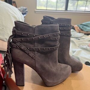 Super cute and comfy! Chunky heel!